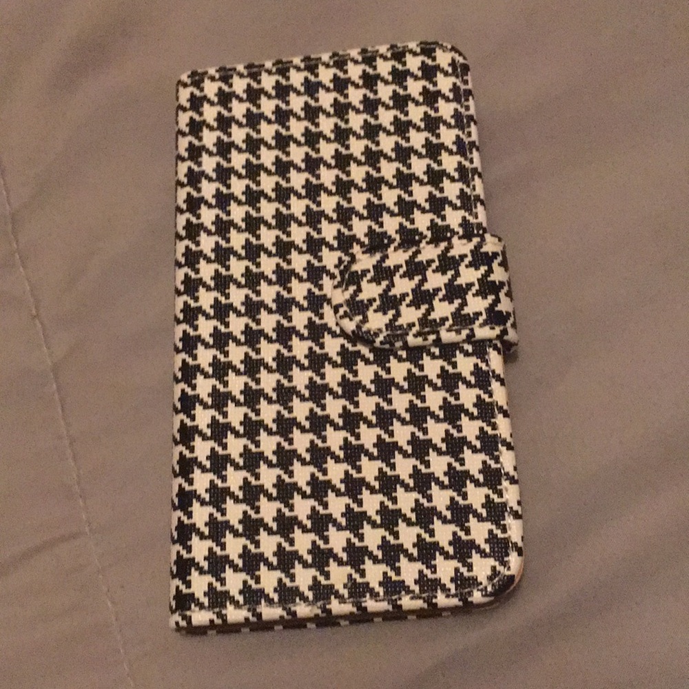 I’m selling a iPhone phone case💜
